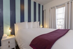 1 bedroom, in-room safe, iron/ironing board, free WiFi - Deluxe Queen Room with View and Ensuite Bath (San Francisco)