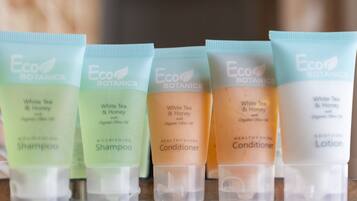 Tina con regadera, secadora de cabello, toallas