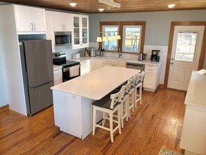 Køleskab, mikrobølgeovn, ovn, kogeplade