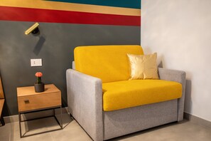 Habitación triple de diseñador, baño en la habitación