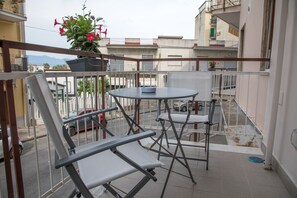 Habitación triple de diseñador, baño en la habitación | Vista del balcón