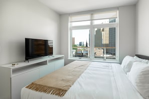 1 habitación, escritorio, tabla de planchar con plancha y cuna de viaje