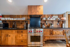 ثلاجة، ميكروويف، فرن، موقد طهي مسطح