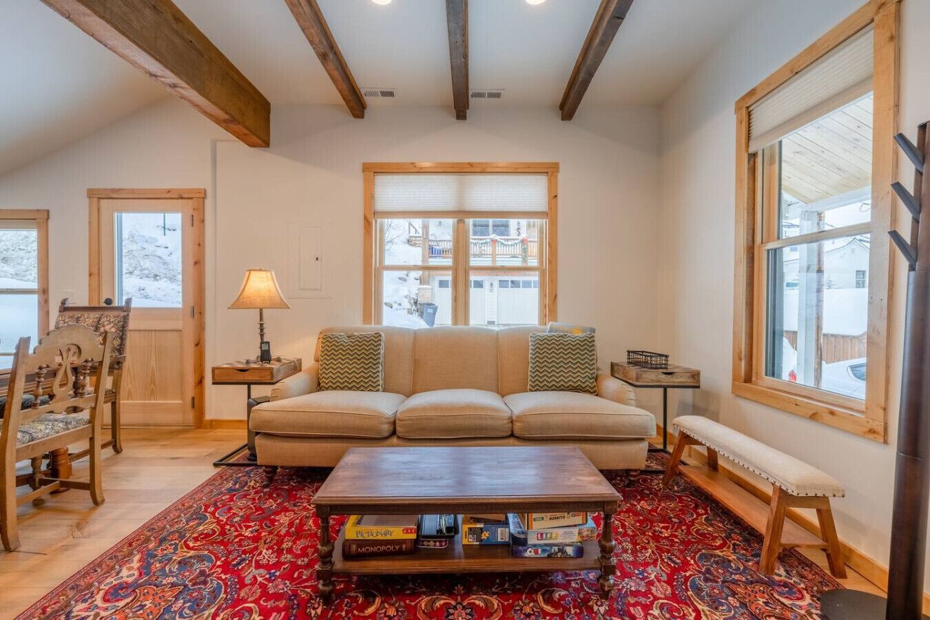 Smart-tv, een open haard en boeken