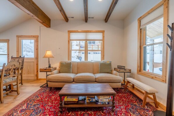 تلفزيون ذكي، مدفأة، كُتُب