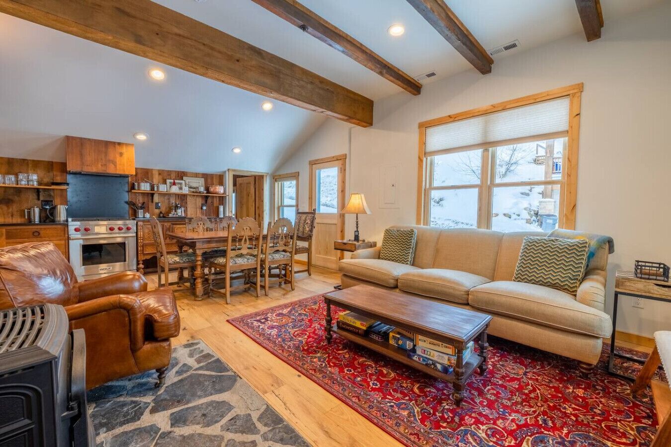 Smart TV, chimenea y libros 