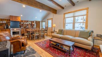 Smart TV, chimenea y libros