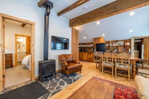 تلفزيون ذكي، مدفأة، كُتُب