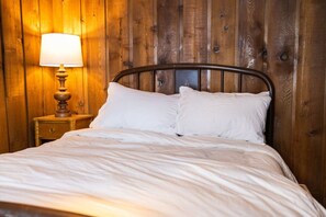 3 bedrooms, travel cot, free WiFi, bed sheets