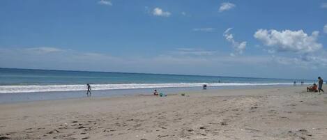 Beach nearby, sun-loungers, beach towels