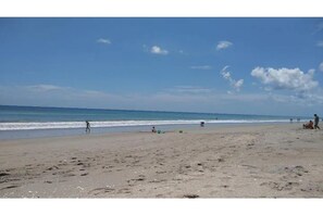Plage à proximité, chaise longue, serviettes de plage