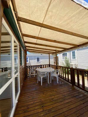 Outdoor dining - French Riviera vacation rentals (Fréjus)