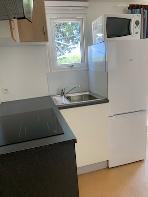 Réfrigérateur, micro-ondes, plaque de cuisson, cafetiÚre/bouilloire