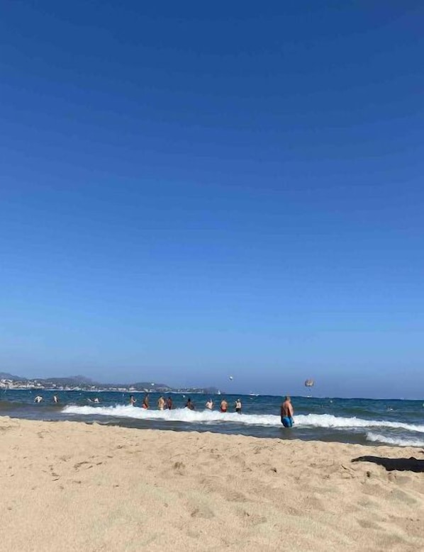 Plage à proximité, chaises longues