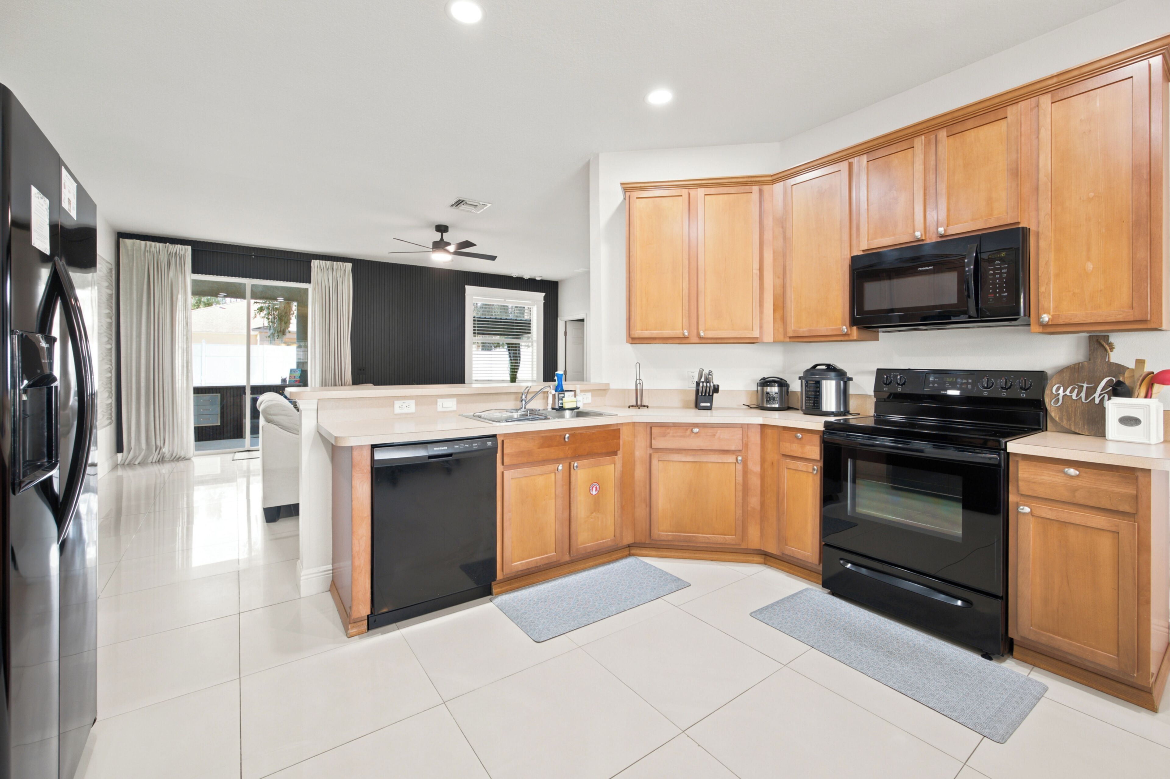 Coffee/tea maker, fridge, microwave, oven