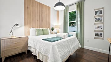 3 soverom, skrivebord, strykejern/-brett og reiseseng for barn