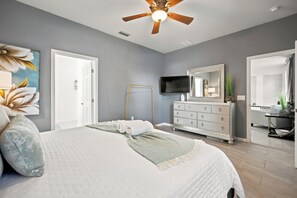 3 bedrooms, desk, iron/ironing board, travel cot - Entire House 5 Minutes to Silver Springs State Park in Ocala, Florida/ Sleeps 12 (Ocala)