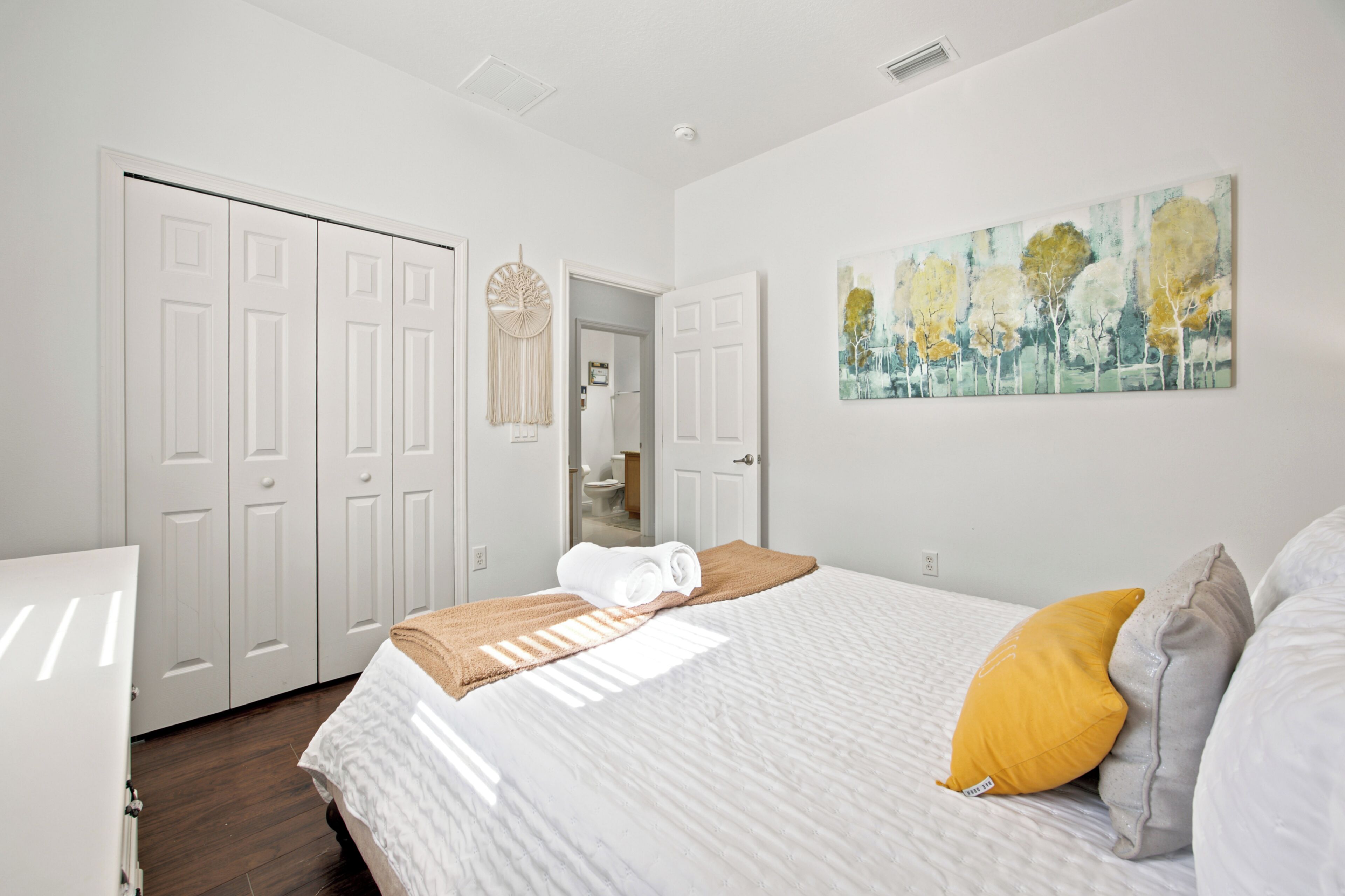 3 bedrooms, desk, iron/ironing board, travel crib