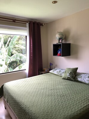 1 soverom, skrivebord, wi-fi (inkludert) og sengetøy