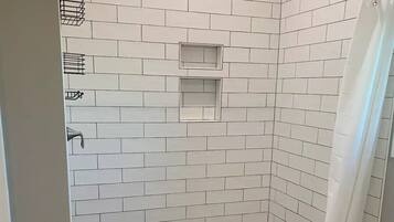 Ensemble douche/baignoire, sĂšche-cheveux, serviettes fournies, savon