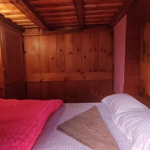 Basic dubbelrum - icke-rökare - utsikt mot bergen | Sängkläder