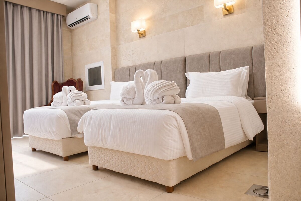 1 bedroom, pillowtop beds, minibar (some free items), desk