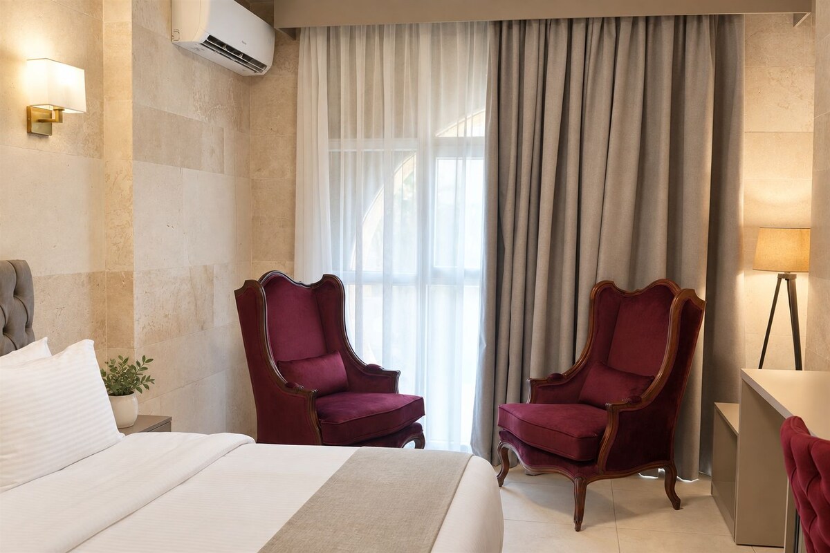 1 bedroom, pillow-top beds, free minibar items, desk