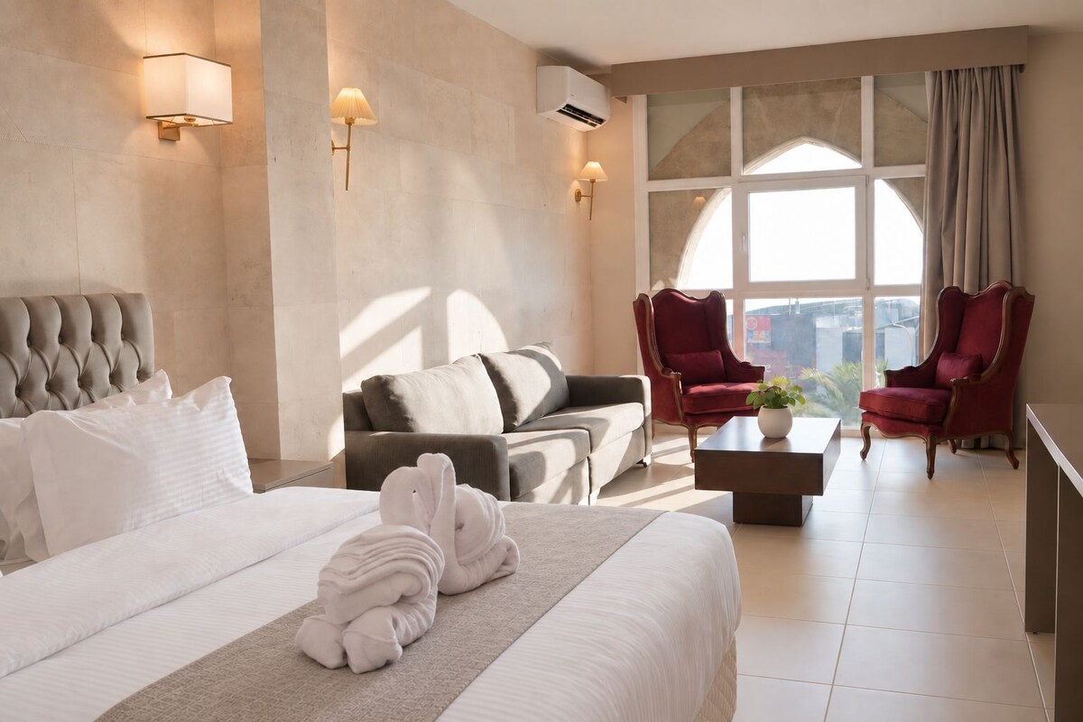 Deluxe Room | 1 bedroom, pillow-top beds, free minibar items, desk