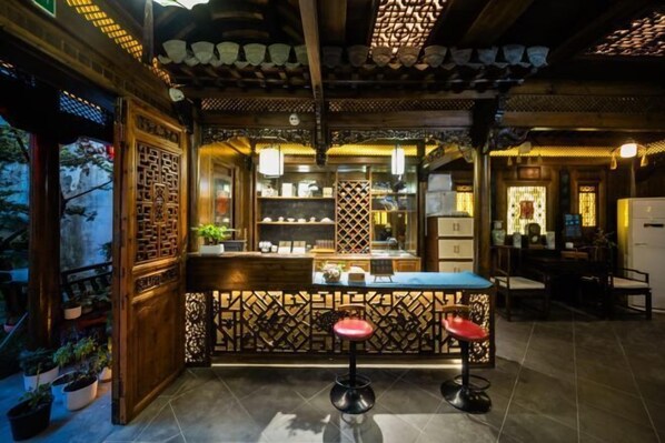 Bar (on property) - Building A, Futongyuan Inn, Tianqi Hongcun, Huangshan (Yi County)