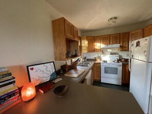 Een koelkast, een oven, een kookplaat, een vaatwasser