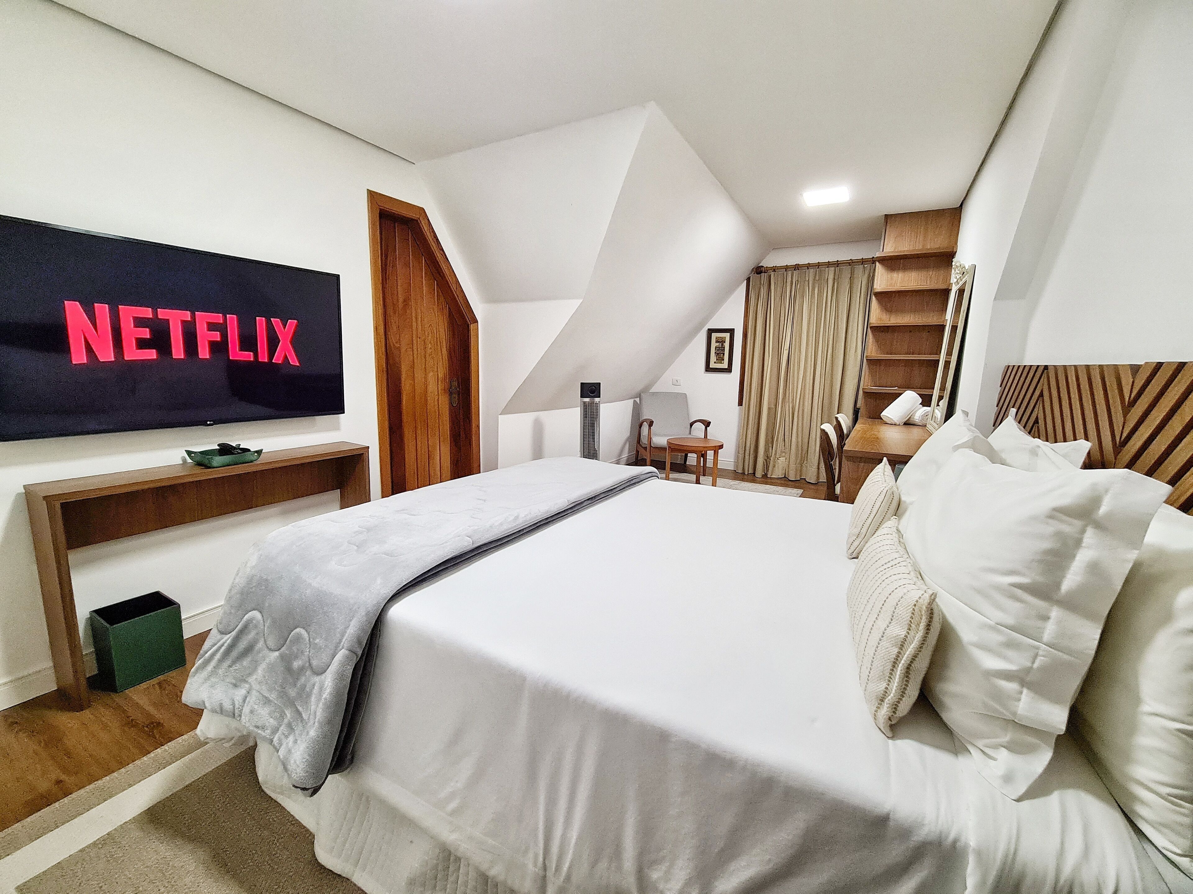 Minibar, gratis wi-fi och sängkläder