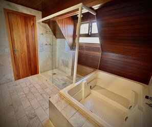 Premium-Doppel- oder -Zweibettzimmer | Badezimmer | Kostenlose Toilettenartikel, Haartrockner, Handtücher, Seife