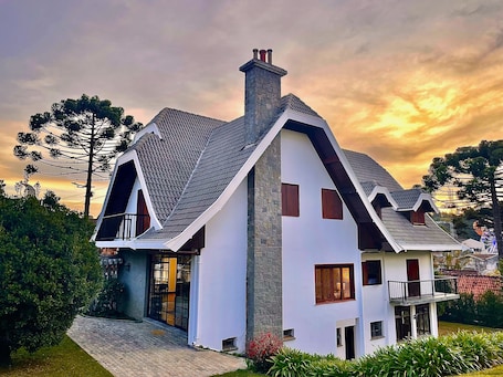 Fachada. Casa Três Rios - Campos do Jordão