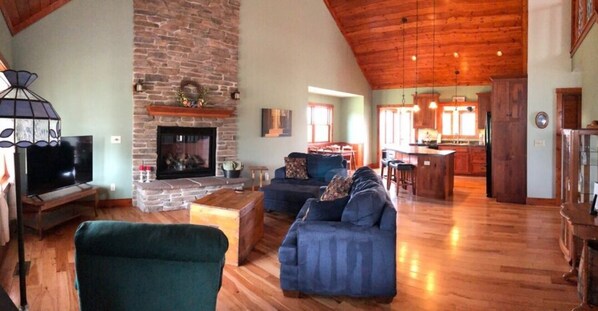 TV - Amazing Cabin Overlooking Hells Branch Valley (Elizabeth)