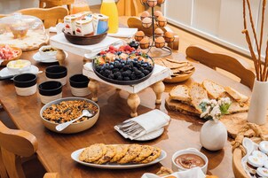 Se ofrece un desayuno a la carta (25 USD por persona)