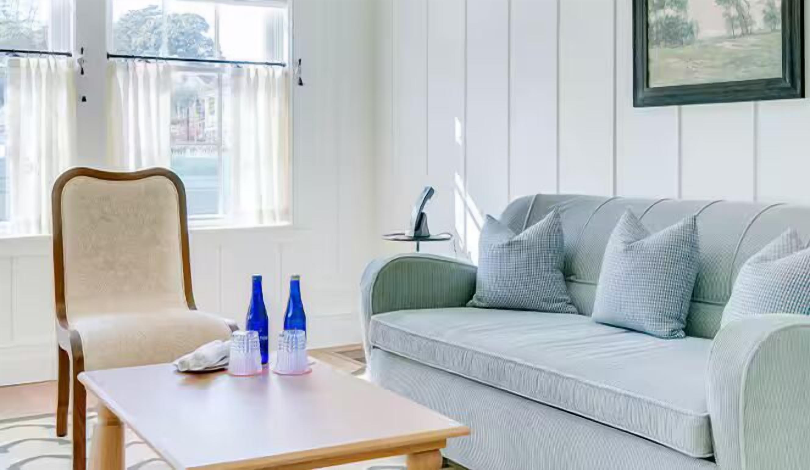 Traditional Suite | Living area | 55-inch Smart TV with cable channels, TV, Netflix