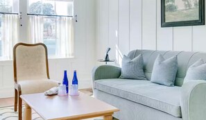 Traditional Suite | Ruang tamu | 55 inci sebuah televisyen pintar dengan kabel, TV, Netflix