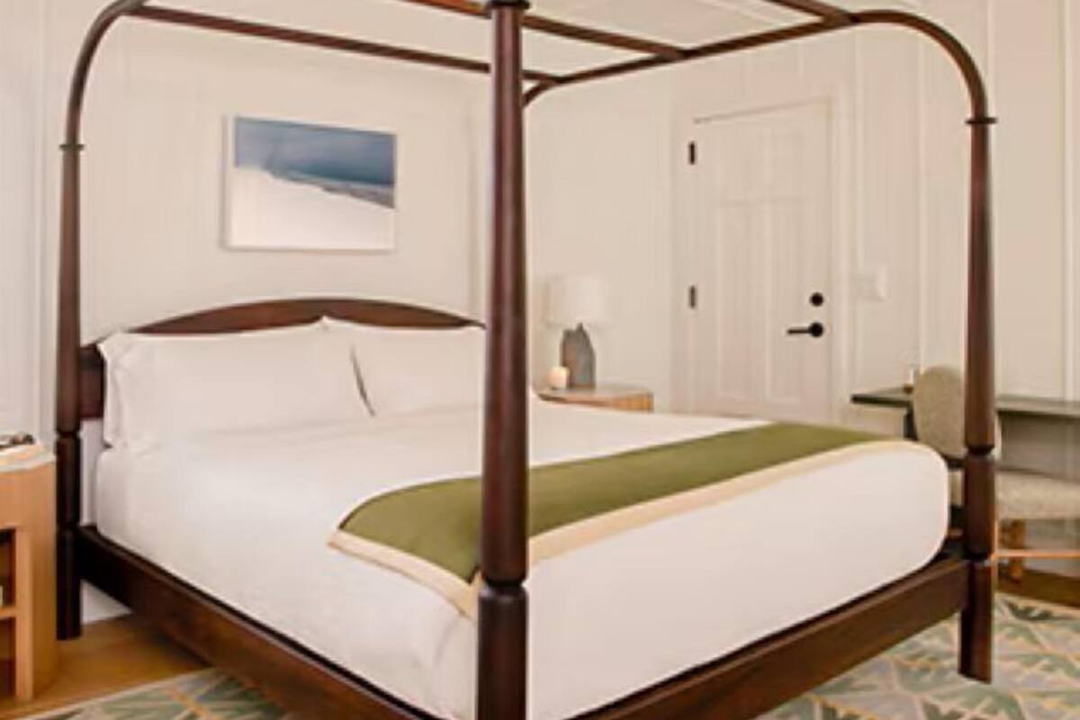 Traditional Suite | 1 bedroom, premium bedding, minibar, in-room safe