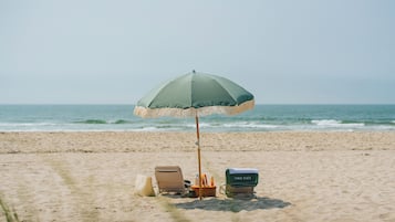 Beach nearby, free beach shuttle, sun-loungers, beach umbrellas