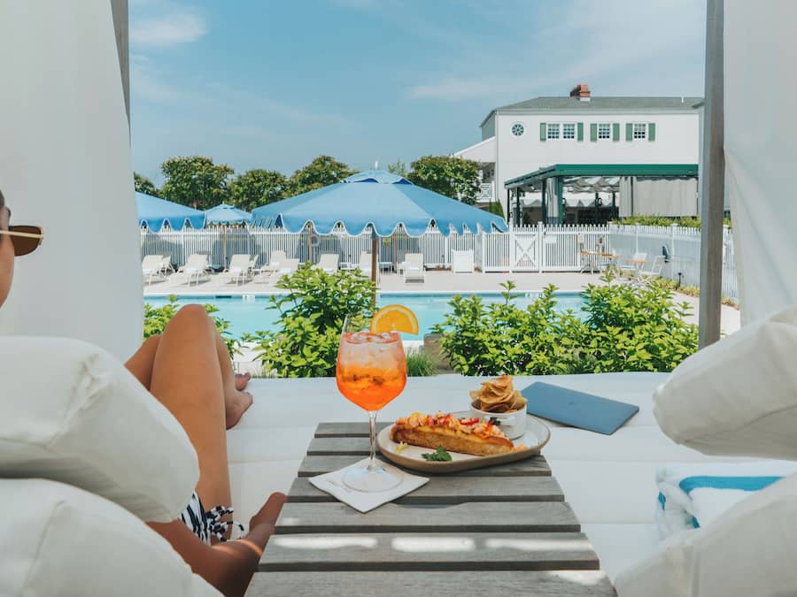 Piscina externa sazonal, funciona das 8h às 20h, guarda-sóis