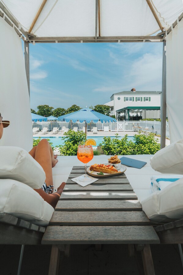 Una piscina al aire libre de temporada, sombrillas