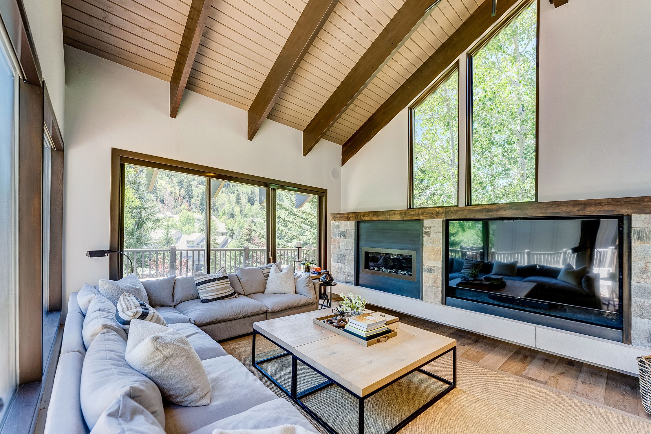 Smart TV, fireplace, stereo