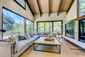 Smart TV, fireplace, stereo - DEER VALLEY RESORT HOME! Private Hot Tub (Park City)