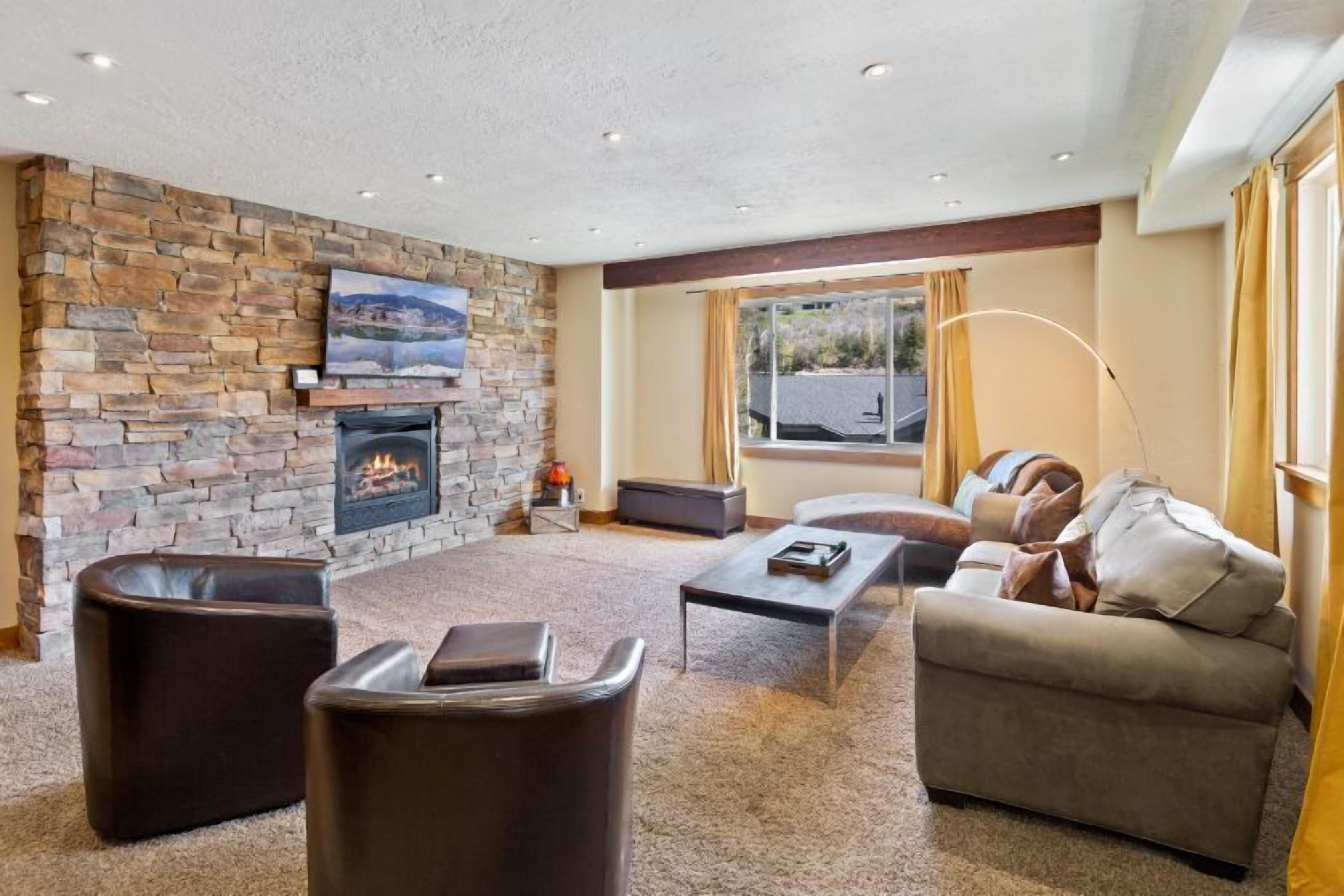 Smart TV, fireplace