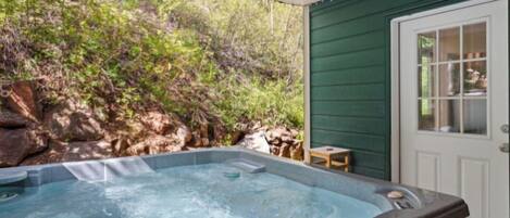 Outdoor spa tub