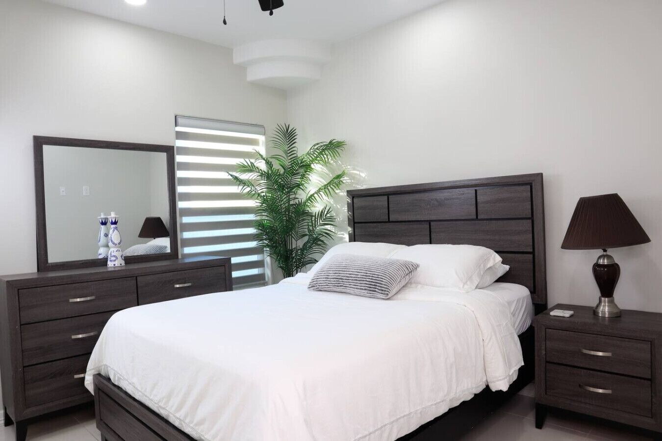 3 dormitorios, escritorio, tabla de planchar con plancha y cuna de viaje