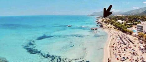 Una spiaggia nelle vicinanze, lettini da mare, teli da spiaggia