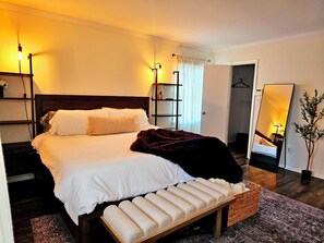 4 chambres, bureau, fer et planche à repasser, lit de bébé portatif