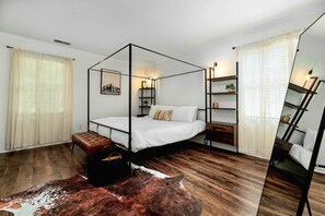 4 bedrooms, desk, iron/ironing board, travel crib