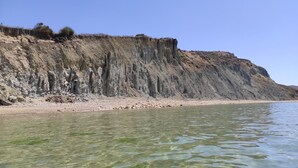 Un paysage côtier avec une falaise rocheuse et une eau cristalline.